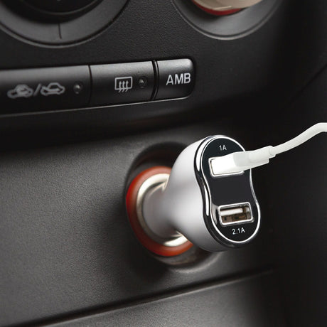Dvojitý USB autonabíječ do zapalovače na cigarety bílý
